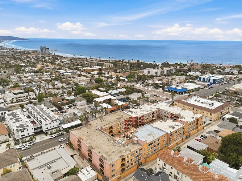 Building Photo - 840 Turquoise St