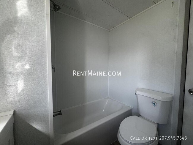 Building Photo - 513 Main St