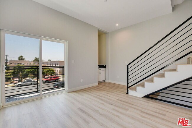 Building Photo - 4547 Saturn St