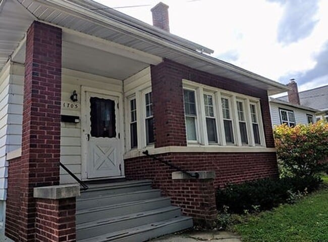 Primary Photo - 6BR/2.5BA Prime Location Next to Camp Randall