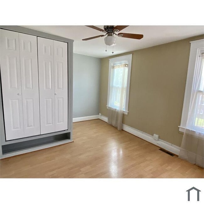 Building Photo - 3 Bedroom Plus Den