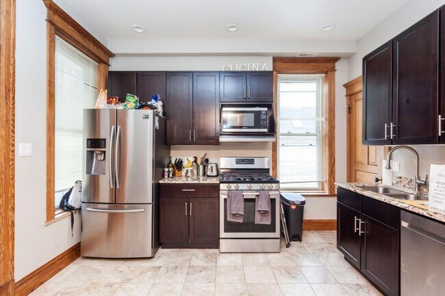 Building Photo - 3 bedroom in Chicago IL 60657