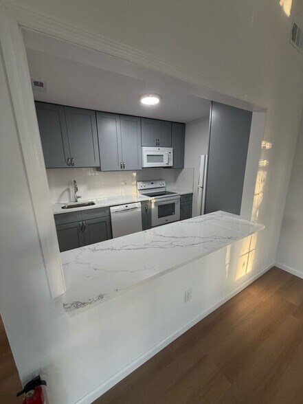 Building Photo - 2807 Hawthorn Ct