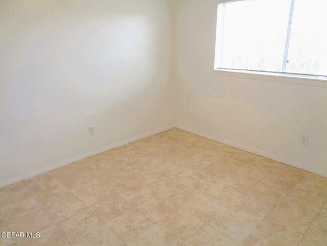 Building Photo - 3028 E Glen Dr