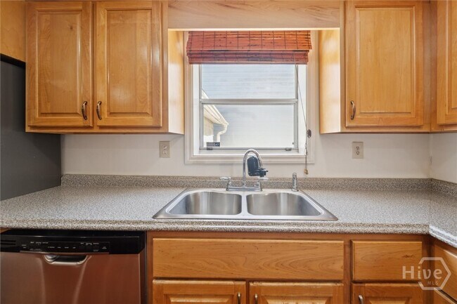 Building Photo - 742 E Park Ave