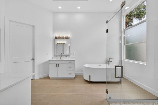 Building Photo - 8873 Via Brilliante