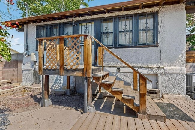 Building Photo - Downtown BUNGALOW 2 Bedroom 1 Bath