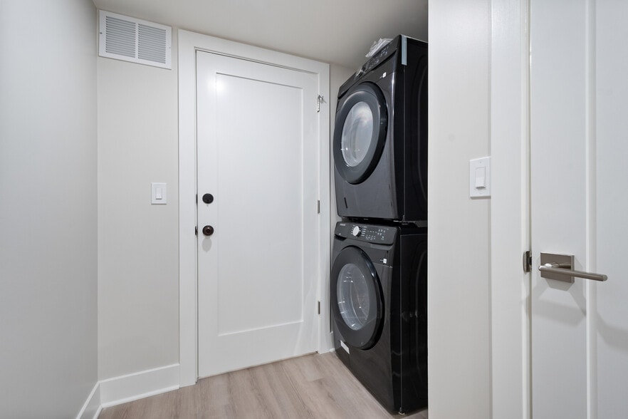 Building Photo - 2600 W Morse Ave