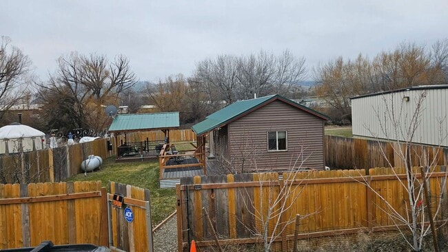 Building Photo - Fully Furnished Studio with Fenced Yard