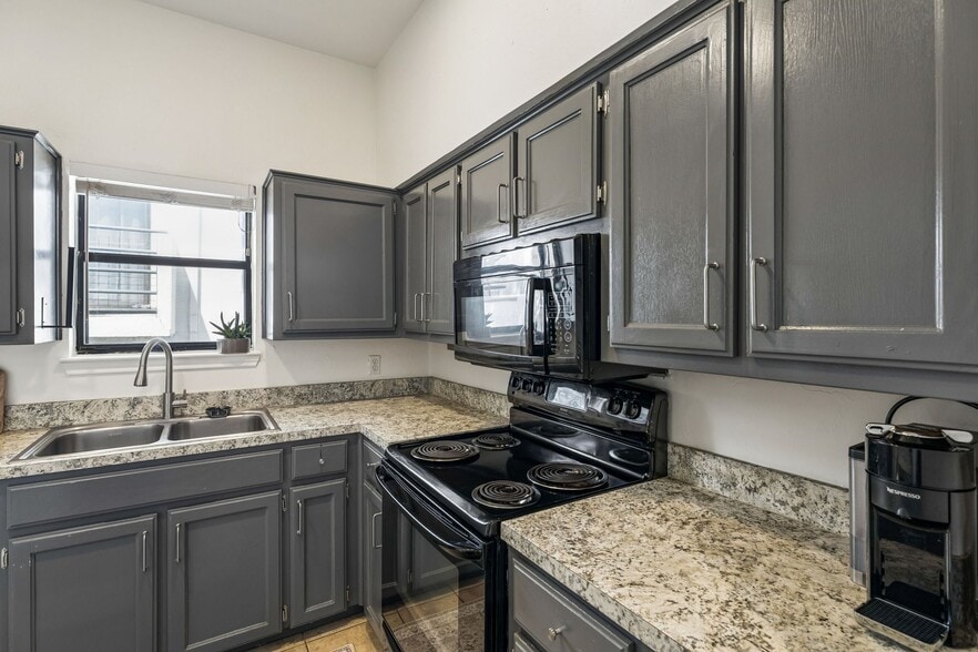 Kitchen - 1404 Norwalk Ln