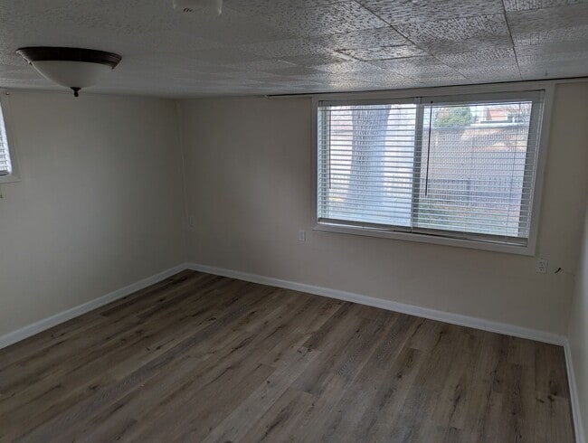 Building Photo - 441 Maple Dr