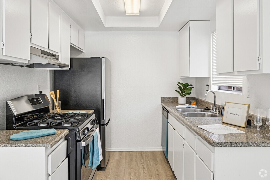 2BR, 2BA - 924SF - Kitchen - Whitaker Apartments