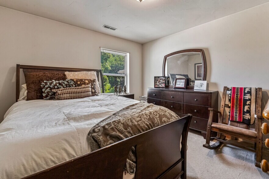 Second bedroom with walk-in-closet - 2971 Mumbarto Ave
