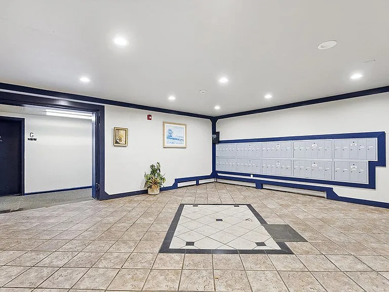 Building Photo - 921 W Spencer St