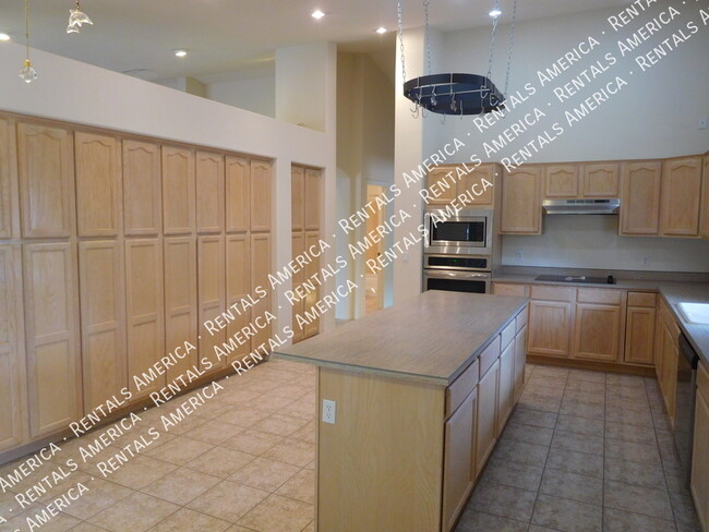 Building Photo - 5747 N 105th Ln