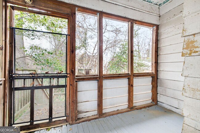 Building Photo - 114 E Maple St