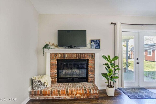 Building Photo - ** Brick Home in great neighborhood close to TAFB