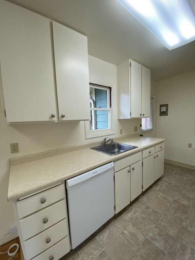 Building Photo - 635 Gibson Ave