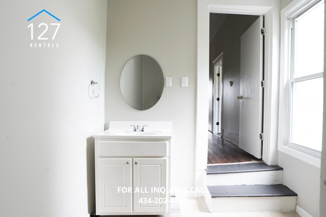Building Photo - Modern Comfort Meets Prime Convenience – Stunning 3BR/2BA in Lynchburg!