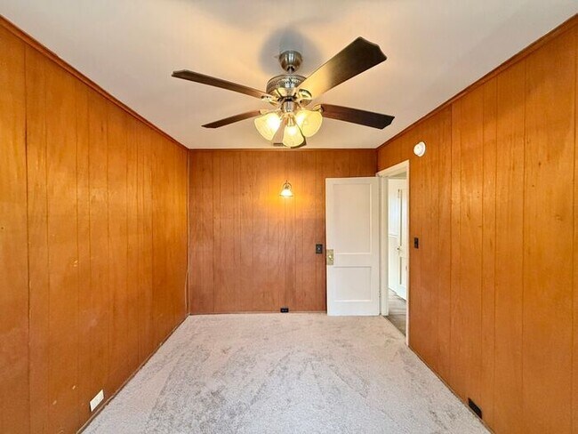 Building Photo - Tour Today! 2 Bedroom, 1 Bath Home