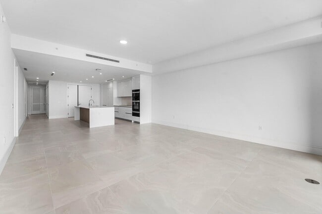 Building Photo - 220 Lake Shore Dr