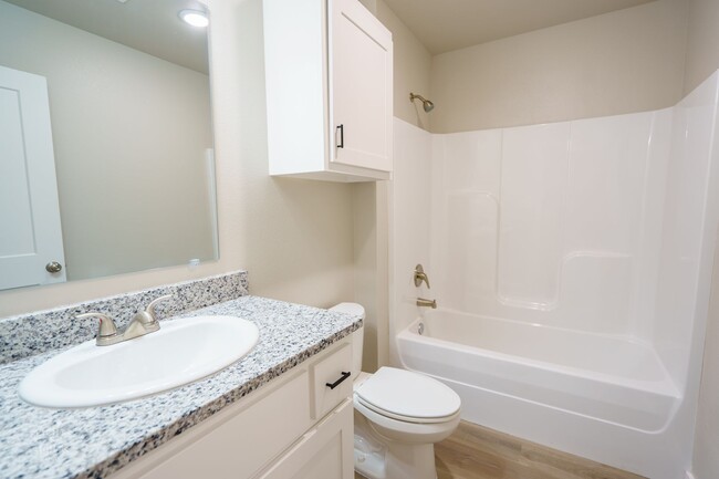 Building Photo - 3-Bedroom Townhome with Garage & Private Y...