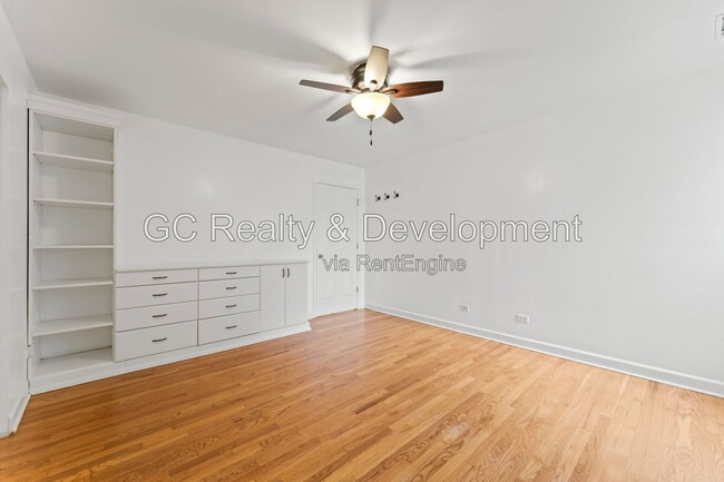 Building Photo - 6429 N Damen Ave