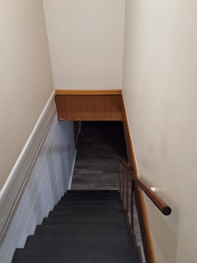 Building Photo - Beautiful 3 Bed, 2 Bath with walk out fini...