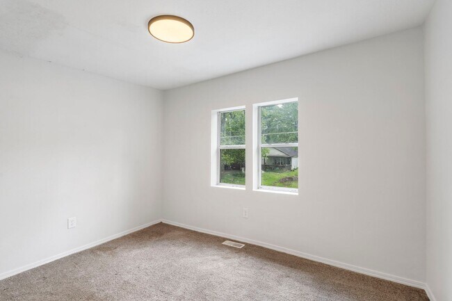 Building Photo - 3 bedroom | 2 bathroom | PETS WELCOME!