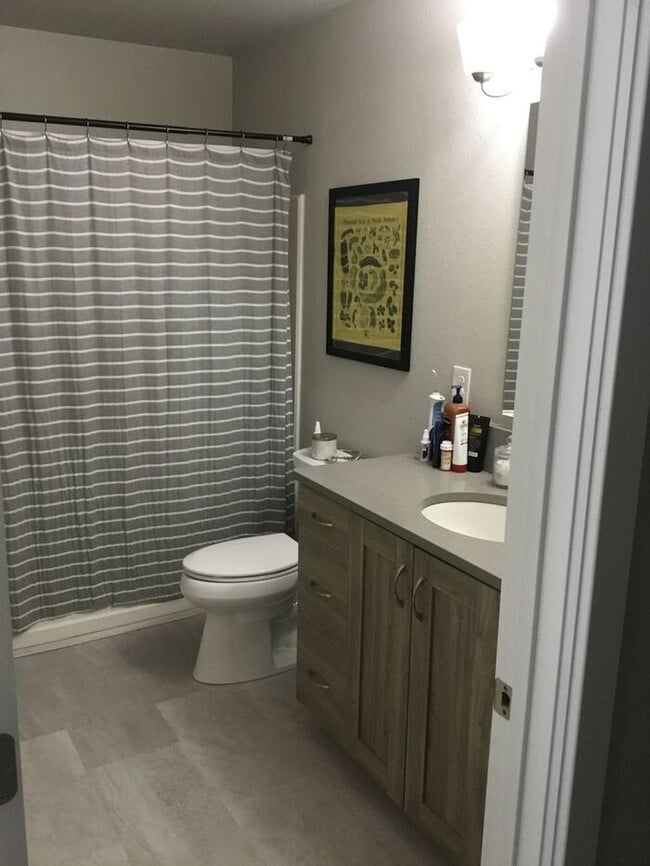 Building Photo - Refinished 2 Bedroom Home Near Downtown Fo...