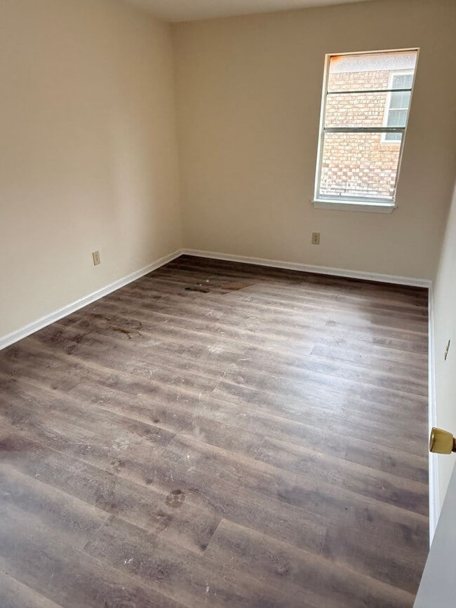 Building Photo - 4 bedroom 2 bath HOUSE!