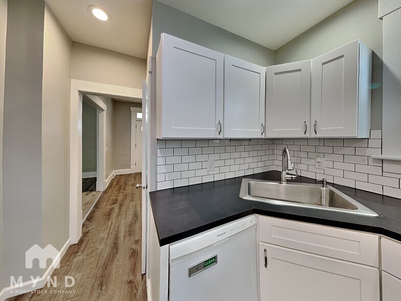 Building Photo - 153 N Oakley Ave