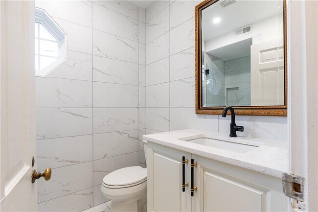 Building Photo - 200 W Paces Ferry Rd NW