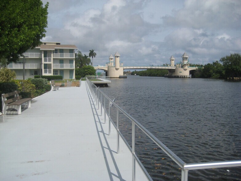 Building Photo - 210 Horizons E