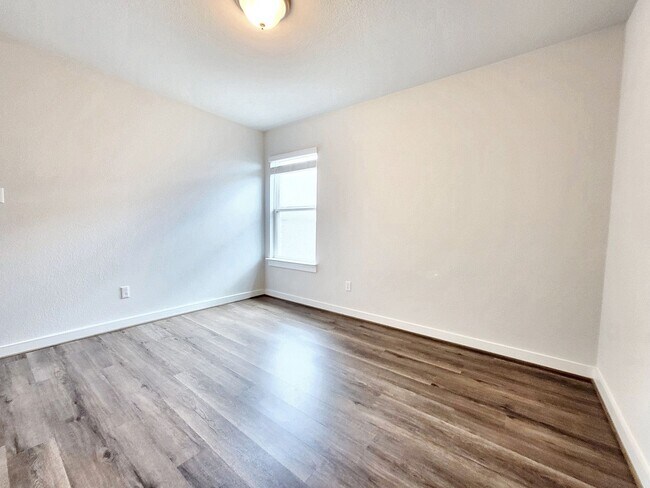 Building Photo - Beautiful 3-Bedroom, 2-Bath Modern Home fo...