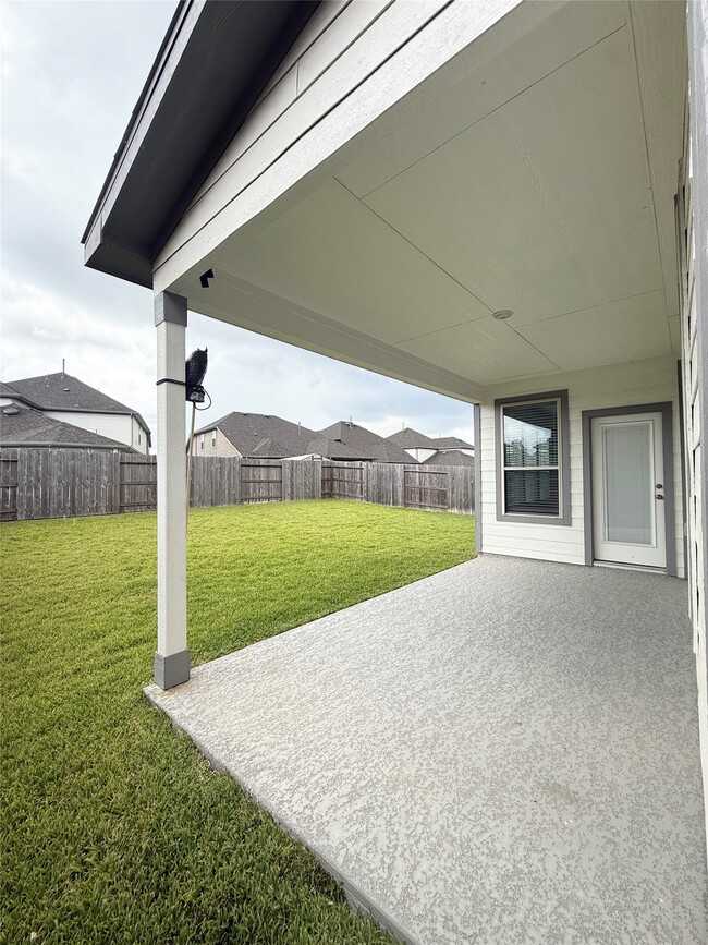 Building Photo - 15826 Dove Holw Dr