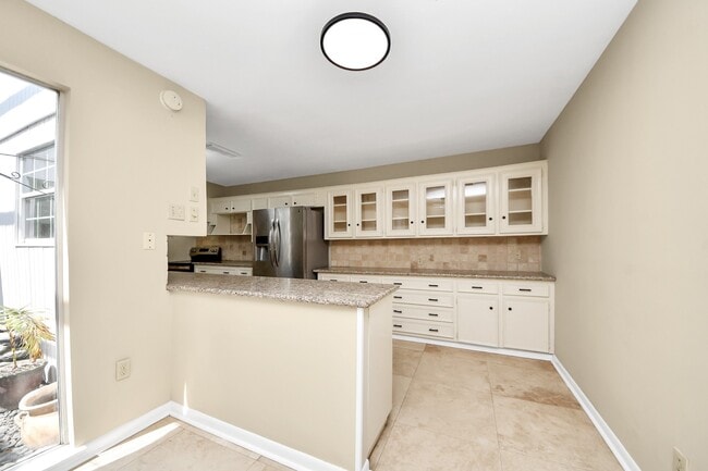 Building Photo - 5 Tiffany Square