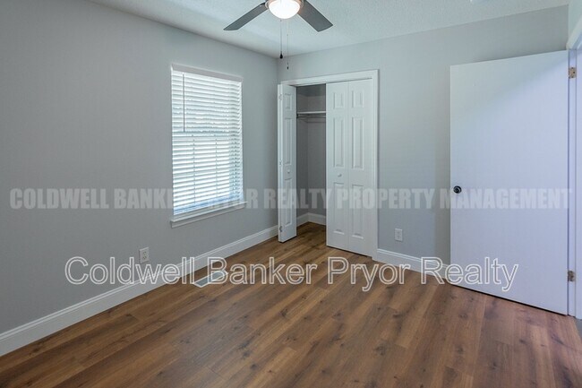 Building Photo - 313 Maple Way