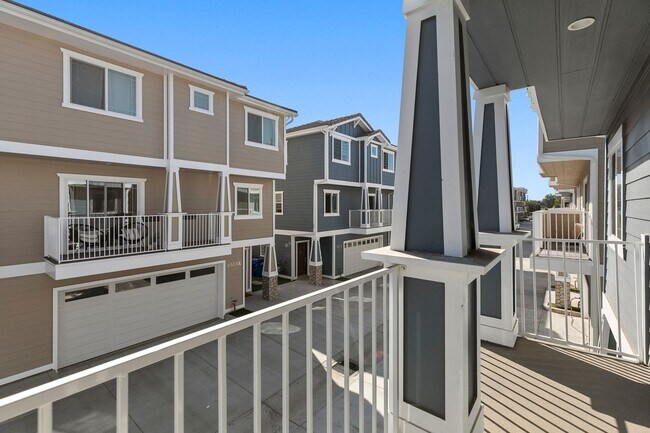 Building Photo - 3 Bedroom & 2.5 Bathroom Townhome with 2 Car Garage & Laundry