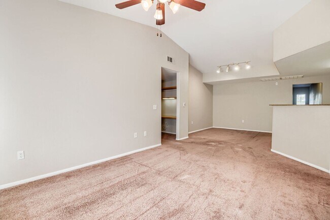 Building Photo - Stylish 2 Bedroom Condo With Community Amenities!