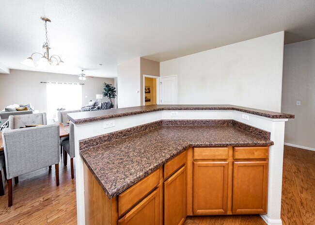 Building Photo - Cute End Unit 3 Bedroom Townhome in Lorson...