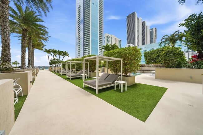 Building Photo - 600 NE 27th St