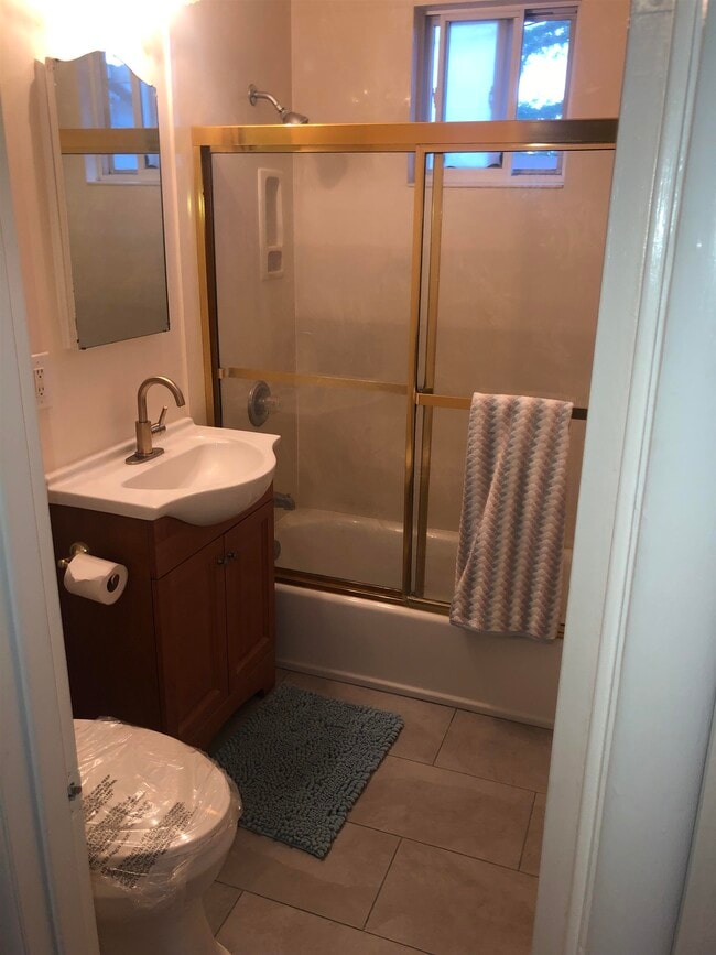 Building Photo - 627 Rose Ave