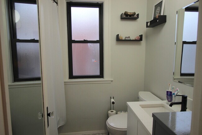 Building Photo - 3056 N Honore St