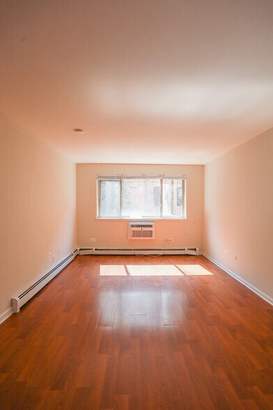 Building Photo - 1064 W Catalpa Ave