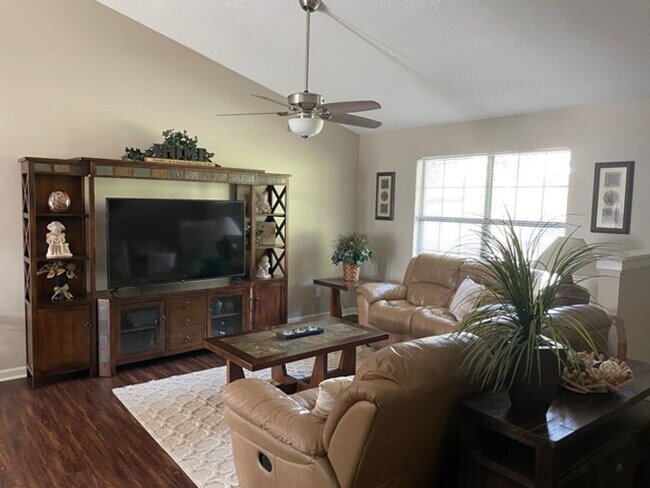 Building Photo - Quaint setting, One Level 3BR/ 2BA 2-Car Garage Condo