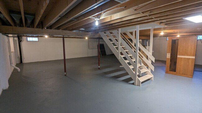 Building Photo - 2025 Longfellow St NE