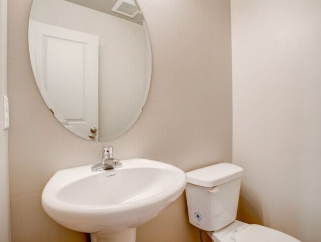 Building Photo - 858 N Old Fort Dr