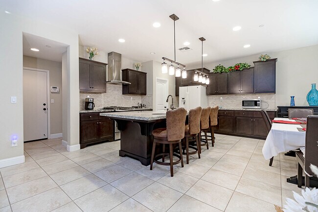 Building Photo - 582 Pasture Ave