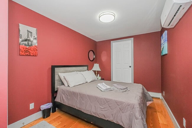 Building Photo - 479 Putnam Ave